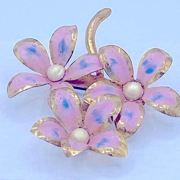 Unique Vintage Jewelry - Vintage Art Nouveau Gold Tone Floral Brooch With Pink And Blue Enamel Flowers